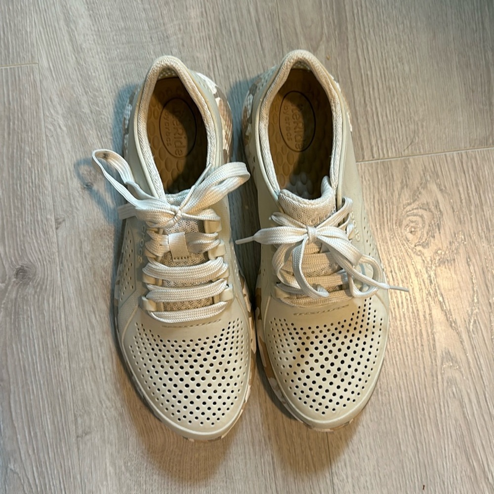White/camo lite ride 360 pacer croc sneakers